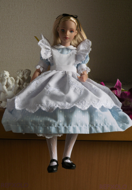 写真：座っているアリス人形の画像